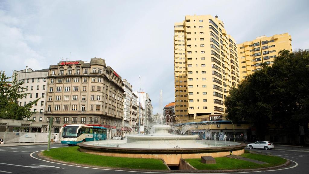 La Torre Efisa, a la derecha de la imagen, está en el barrio coruñés de Cuatro Caminos.