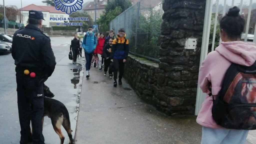 Control de seguridad en la entrada del IES A Guía, en Vigo.