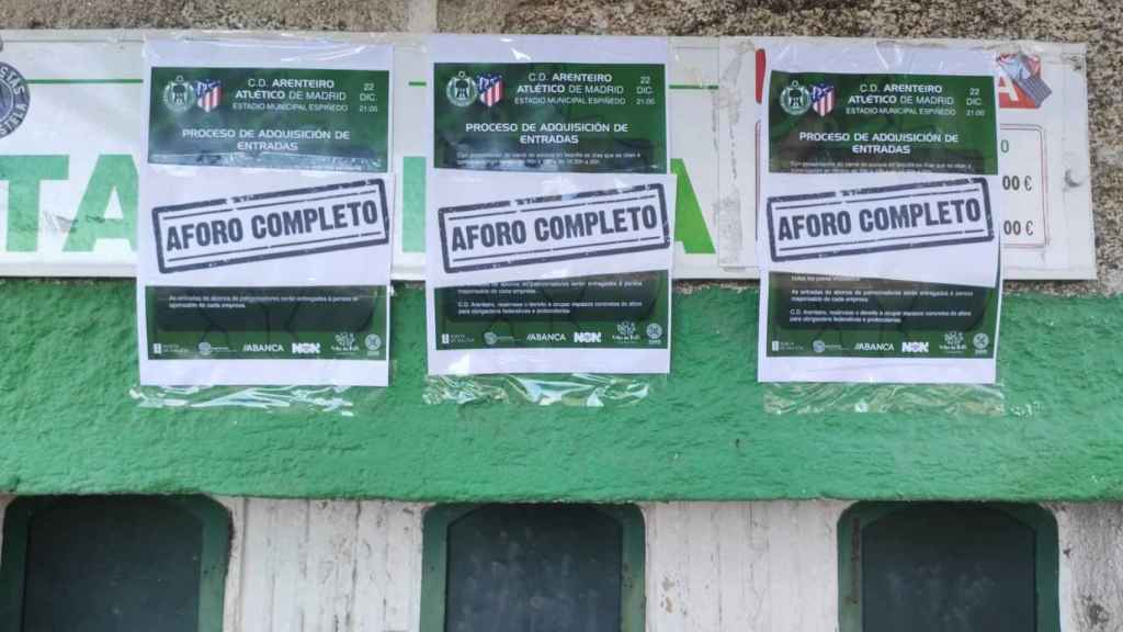 Carteles de aforo completo en la taquilla del estadio del Arenteiro.