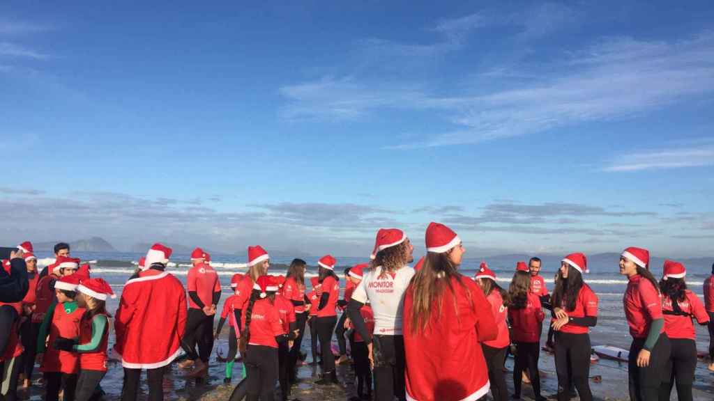 ‘Papá Noeles’ surferos una pasada edición en Nigrán (Pontevedra).