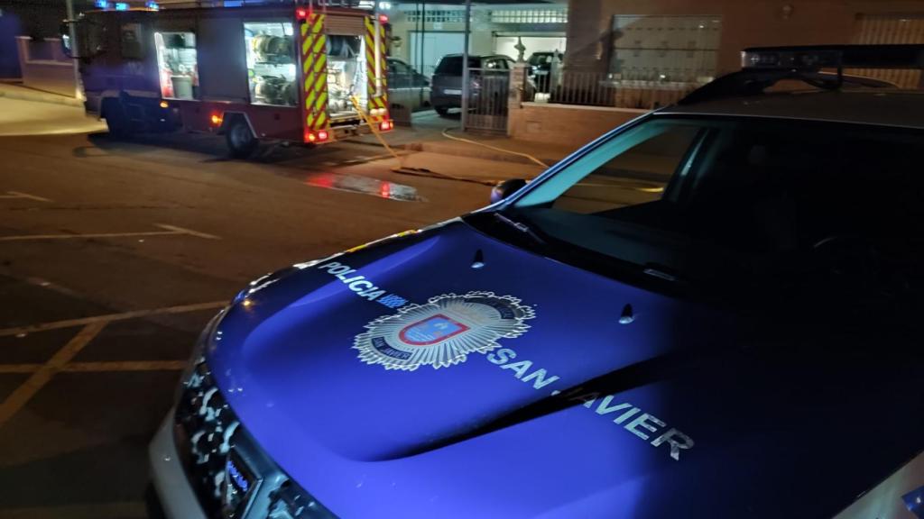 Una patrulla de la Policía  Local frente al dúplex de El Mirador donde se originó un incendio, la madrugada de este jueves, que se saldó con la muerte de un hombre.