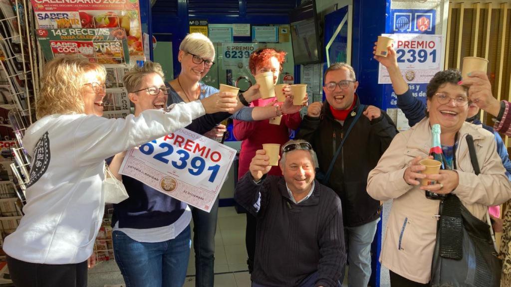 Varios premiados en el sorteo celebran los premios, este jueves.