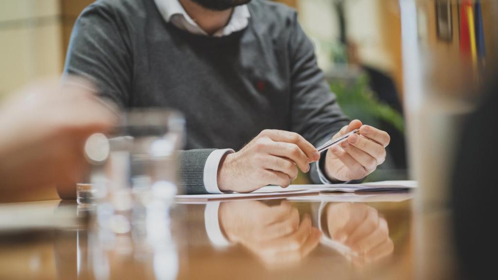 Las manos de Carlos Cuerpo, secretario general del Tesoro, durante la entrevista con EL ESPAÑOL-Invertia.