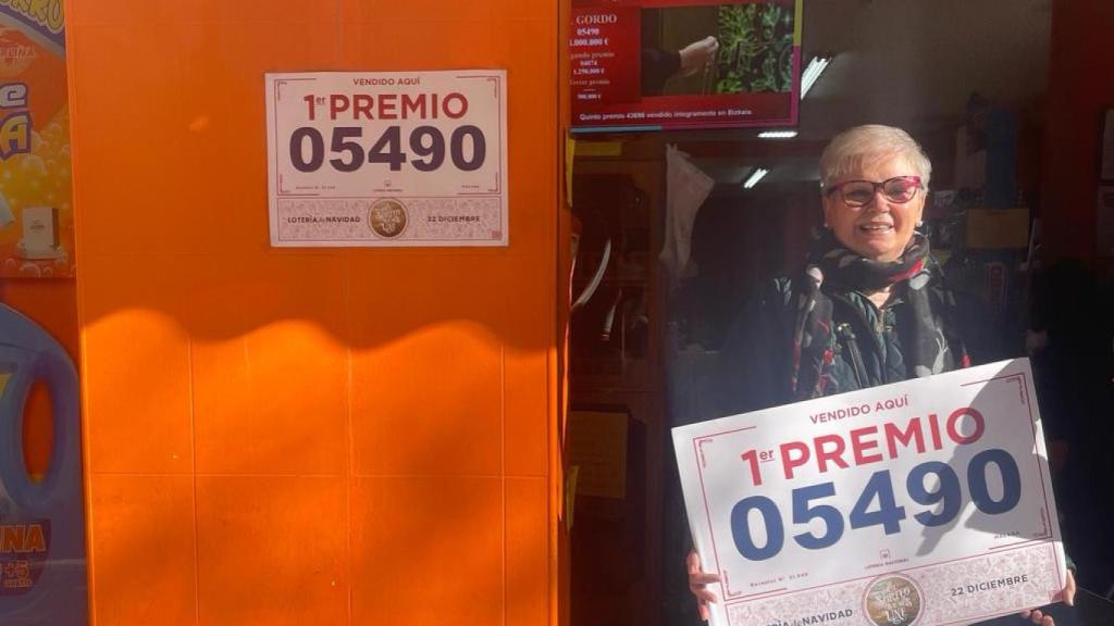 Pepi, con el cartel.