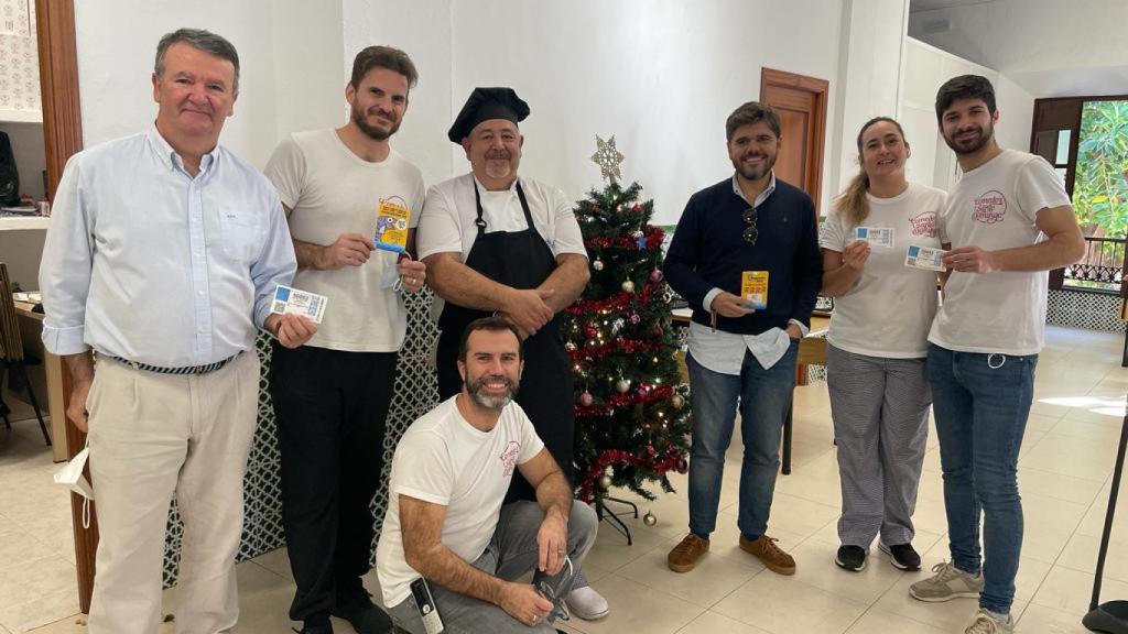 Algunos voluntarios y trabajadores del comedor.