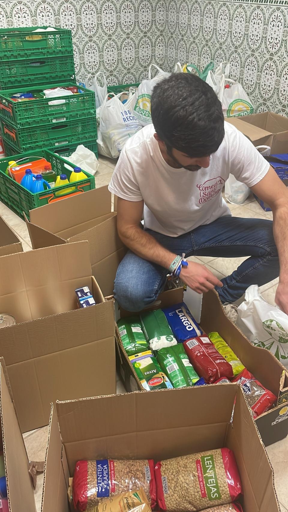 Carmelo, trabajando en ordenar los efectos de la campaña navideña.