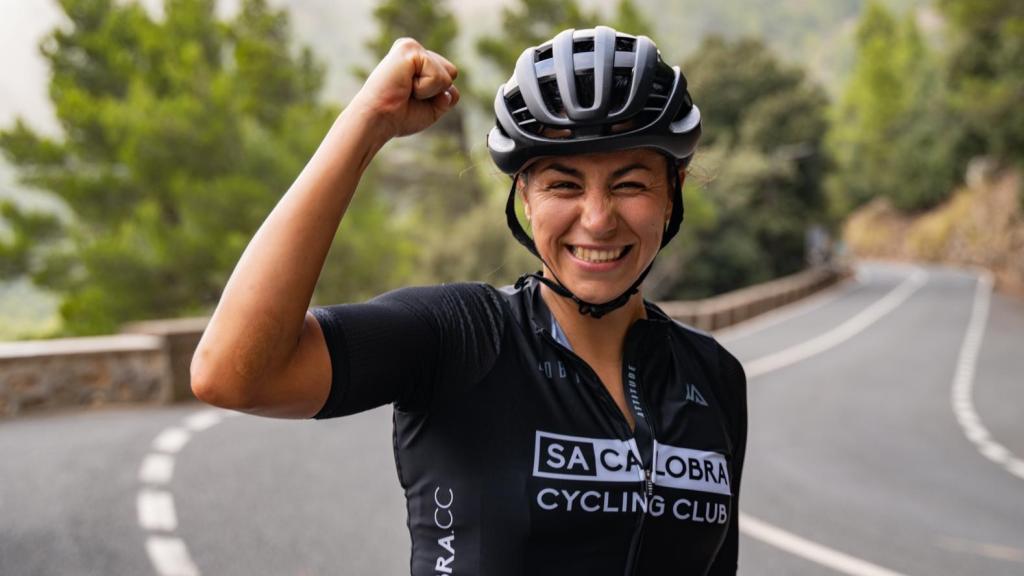 Fotografía personal de Carla Pregigueiro montando en bicicleta.
