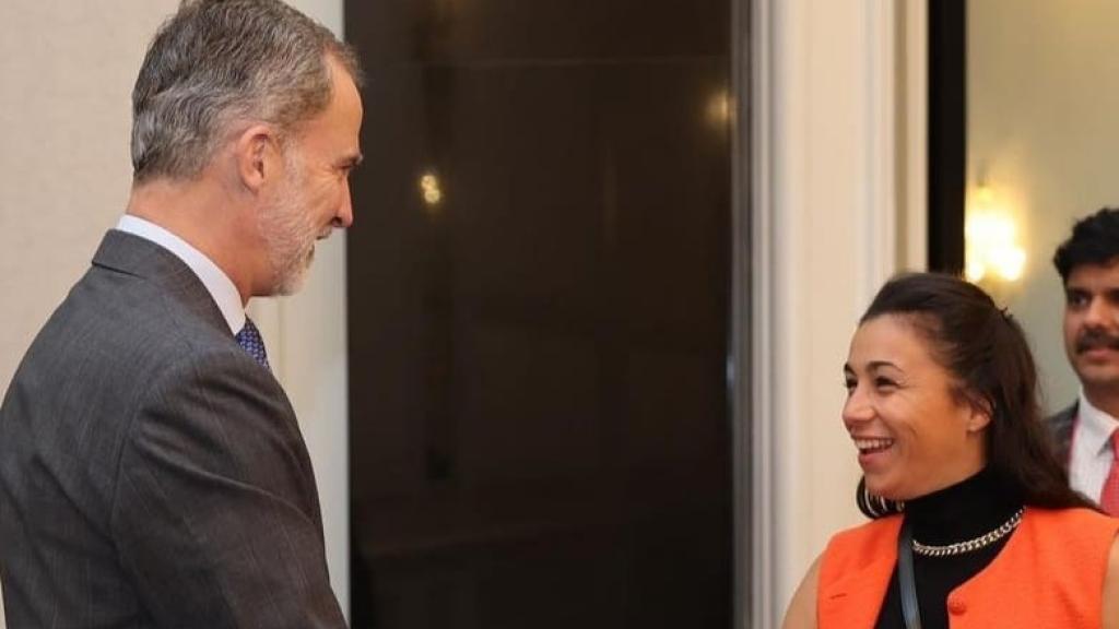 Carla Pregigueiro junto al Rey Felipe VI durante un acto en el Ritz-Carlton de Doha.