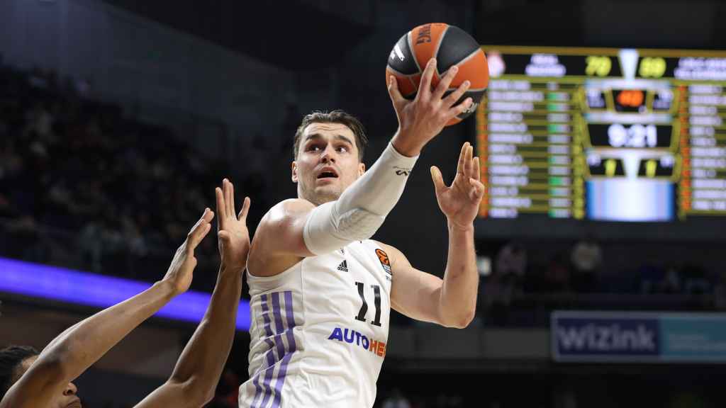 Hezonja, en una acción acrobática, entra a canasta.