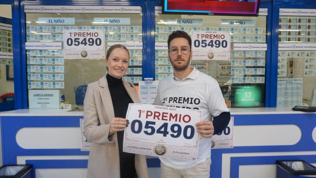 Daniel junto a su pareja Emma, posan con el premio.