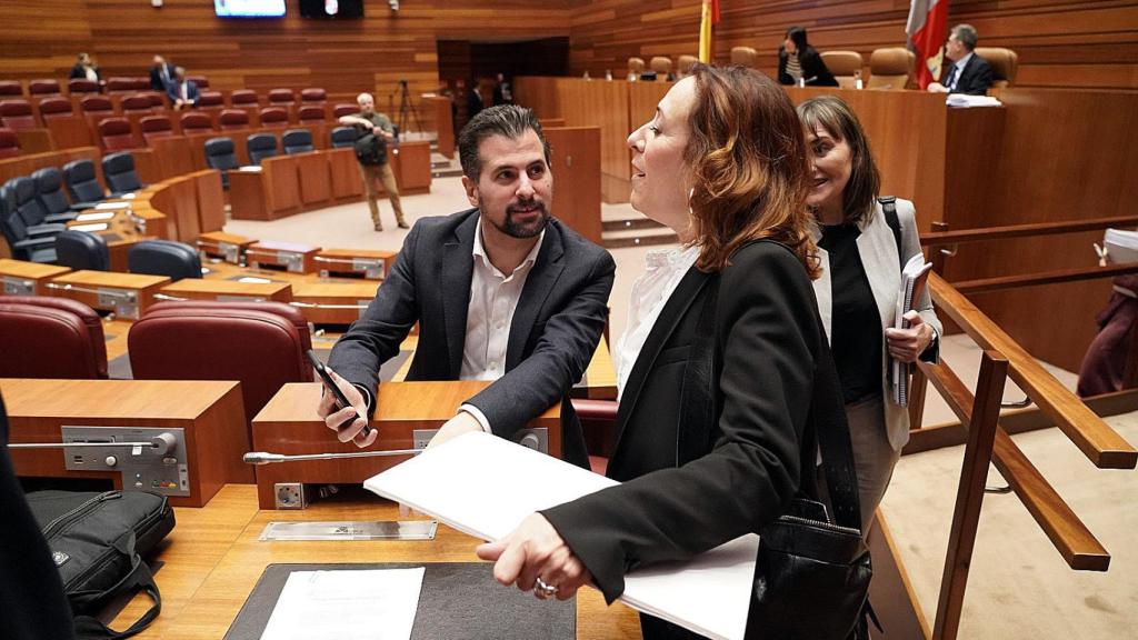 El portavoz del Grupo Socialista, Luis Tudanca, conversa con procuradores socialistas durante el Pleno monográfico de los Presupuestos Generales de la Comunidad para 2023