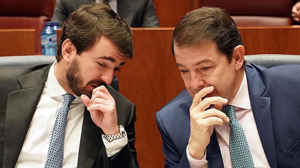 El presidente de la Junta, Alfonso Fernández Mañueco, el vicepresidente, Juan García Gallardo,, durante el Pleno monográfico de los Presupuestos Generales de la Comunidad para 2023