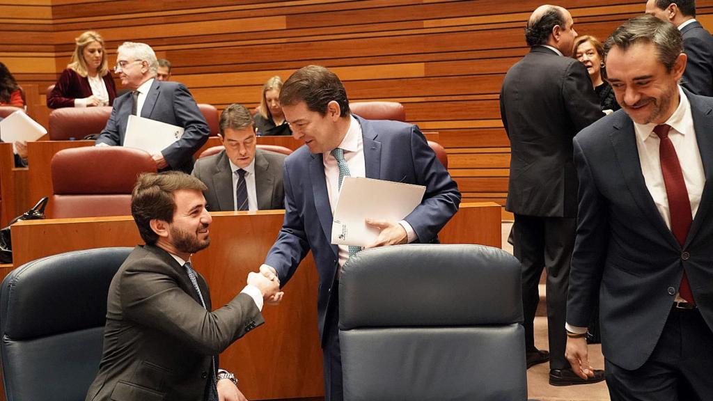 El presidente de la Junta, Alfonso Fernández Mañueco, el vicepresidente, Juan García Gallardo, y el procurador de Vox David Hierro, durante el Pleno monográfico de los Presupuestos Generales de la Comunidad para 2023