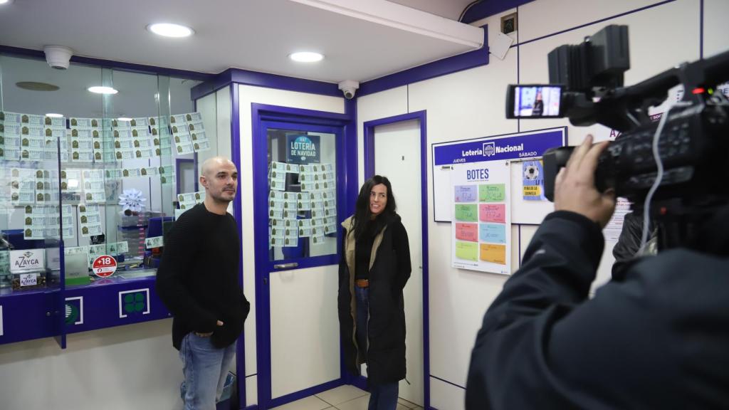 Laura Tola y Sergio Pérez en el Administración de Lotería en la calle Martínez Villergas