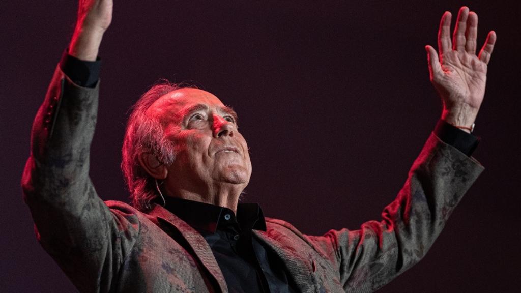 Joan Manuel Serrat durante un concierto en el Palau de Sant Jordi, el 20 de diciembre de 2022, en Barcelona. Foto: Pau Venteo / Europa Press