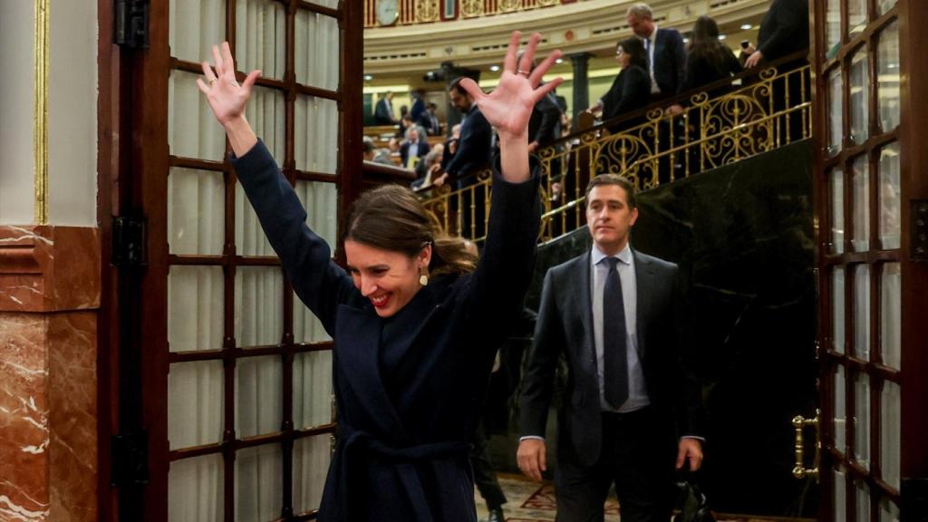 La ministra Irene Montero celebra la aprobación de la Ley Trans en los pasillos del Congreso, tras la votación.