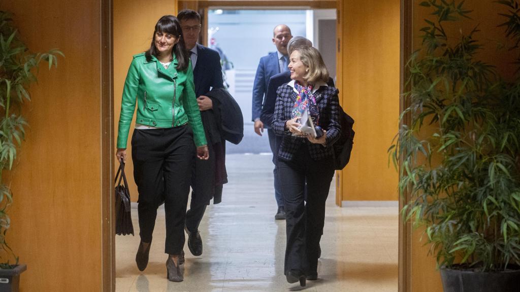 La secretaria de Estado de Telecomunicaciones, María González Veracruz (i) y la vicepresidenta primera y ministra de Asuntos Económicos y Transformación Digital, Nadia Calviño (d), a su llegada a una reunión con un conjunto de empresas del ámbito de la microelectrónica y los semiconductores, en la sede del Ministerio, a 25 de noviembre de 2022,
