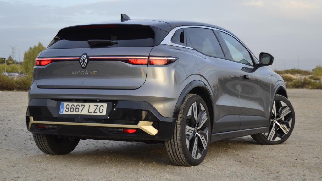 El Renault Megane E-Tech tiene una altura libre al suelo de 135 mm.