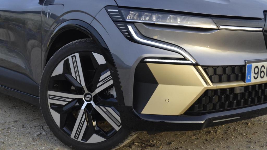El Renault Megane E-Tech cuenta con faros Full LED que marcan las facciones tanto delante como detrás.