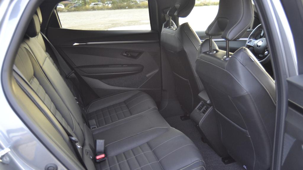 El Renault Megane E-Tech tiene una anchura en las plazas traseras de 129 centímetros.