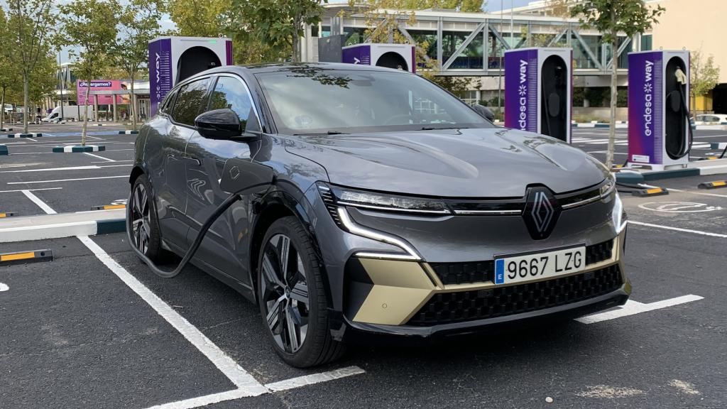 El Renault Megane E-Tech recargó en 15 minutos 100 km de autonomía en un cargador de 150 kW.