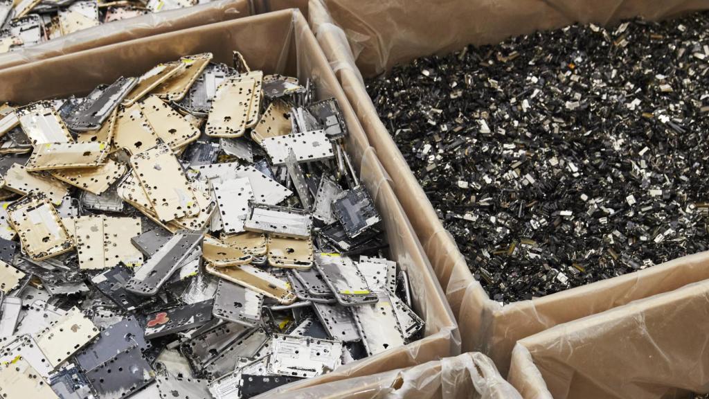 Materiales y piezas extraídas.