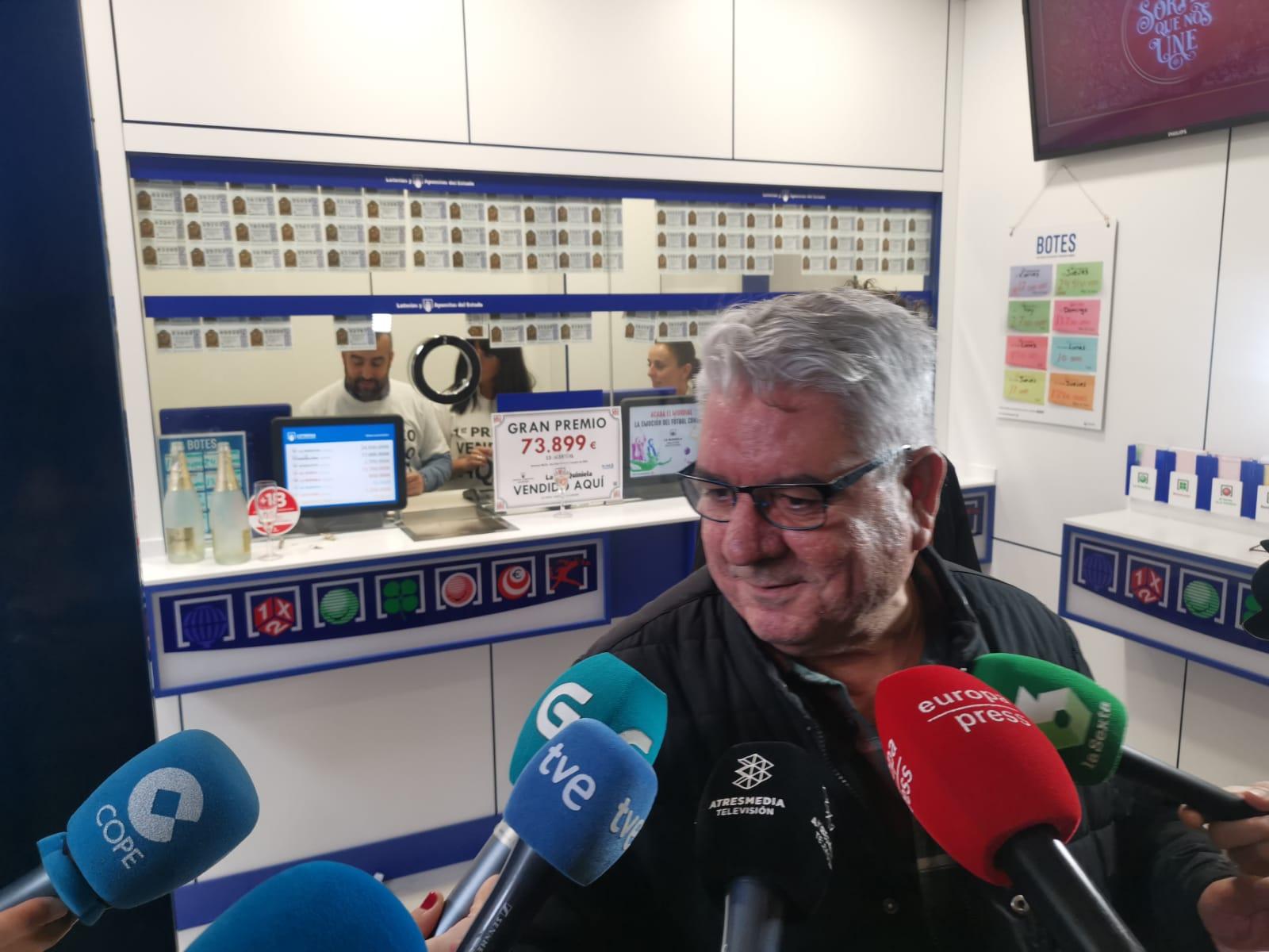 Alegría y emoción en la administración de la calle Barcelona de A Coruña