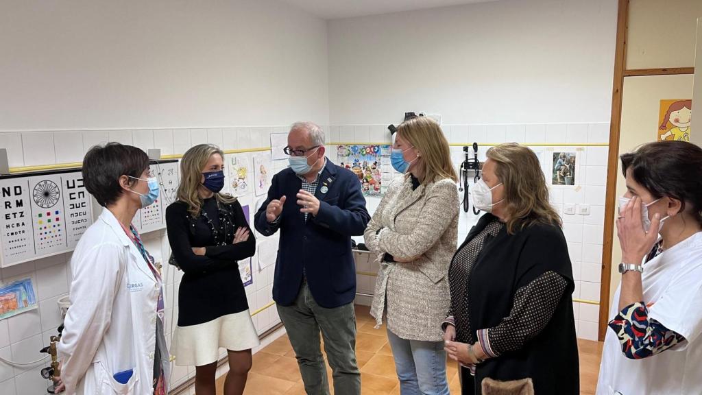 Martina Aneiros visita el centro de salud de Monfero (A Coruña) tras las obras de mejora