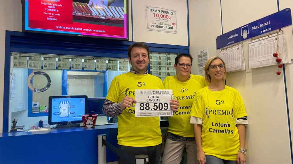 Los trabajadores de Lotería Camelias celebran el quinto premio en Vigo.