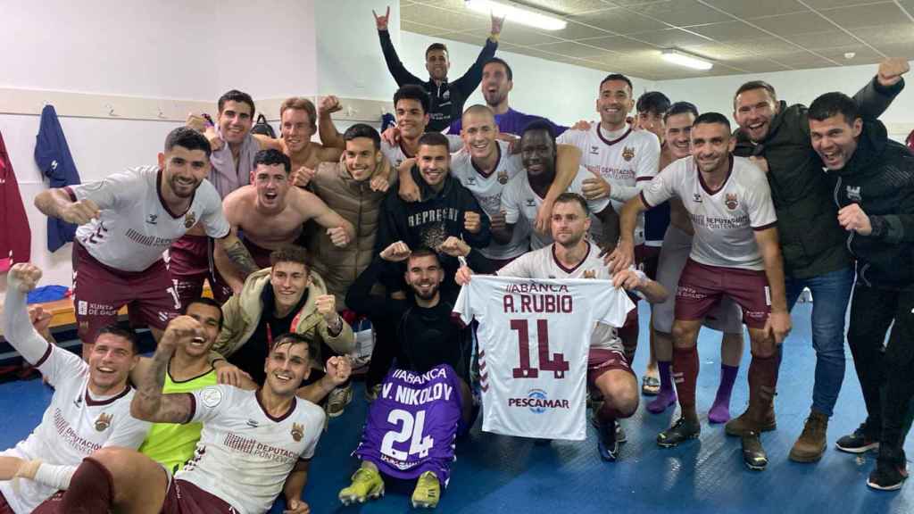 Los jugadores del Pontevedra celebrando la victoria en el vestuario.