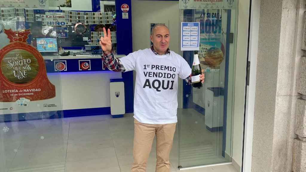 Pablo Arias, lotero en Gran Vía 178, celebra El Gordo de Navidad en Vigo.