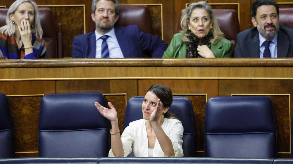 La ministra de Igualdad, Irene Montero, aplaude tras la aprobación de la ley trans en el Congreso.