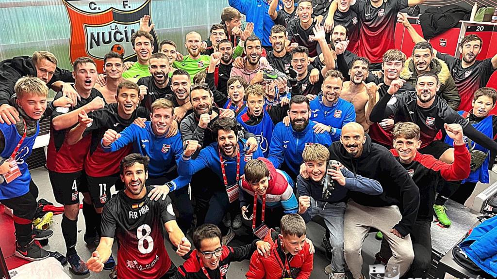 Los jugadores de La Nucía celebran su paso al sorteo de dieciseisavos de final.