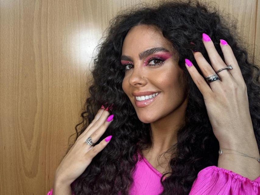 La presentadora apuesta todo al fucsia.