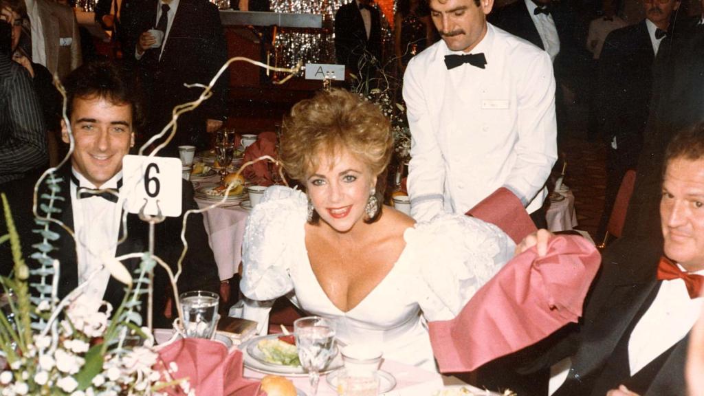 En una fiesta con su hijo Chris Wilding.