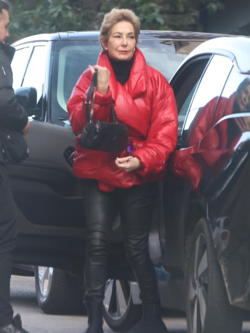 Ana Rosa Quintana llegando a su comida con amigas.