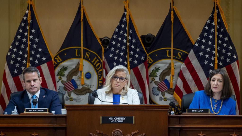 Los republicanos Adam Kinzinger y Liz Cheney, y la demócrata Elaine Luria, durante una de las audiencias del Comité.