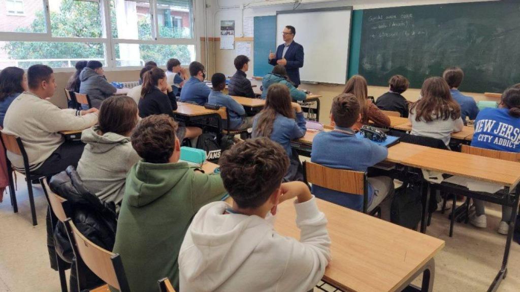Centro educativo. El Centro de Ayuda Cristiano da una charla.