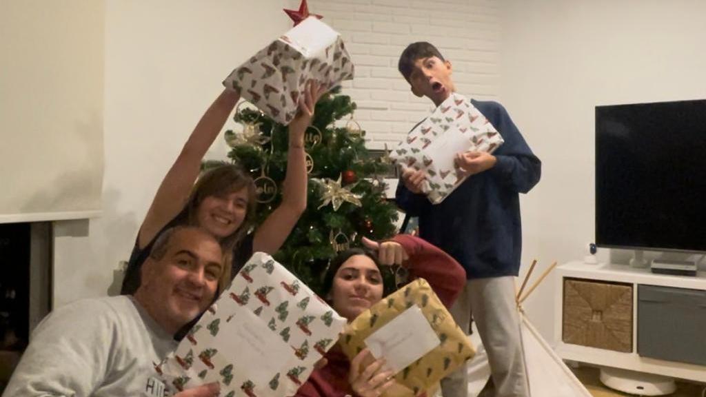 Laura y su familia, orgullosos de sus regalos para los abuelitos.