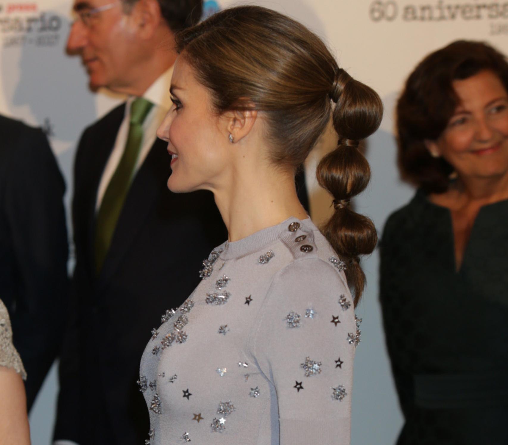 La Reina con su coleta burbuja en un acto oficial.