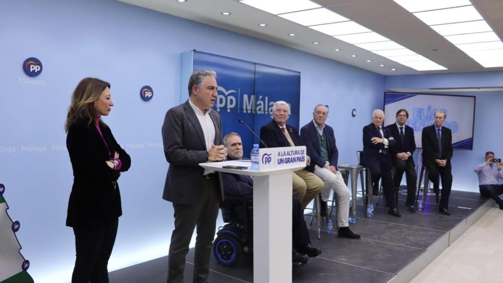 Bendodo durante su intervención junto a Navarro y varios ex presidentes provinciales del PP.