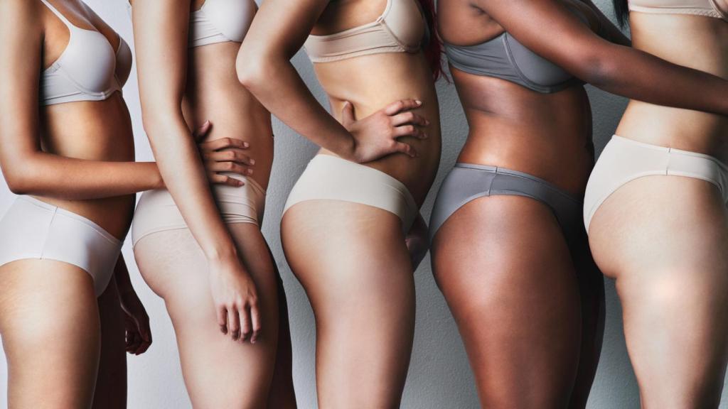 Varias mujeres, posando.