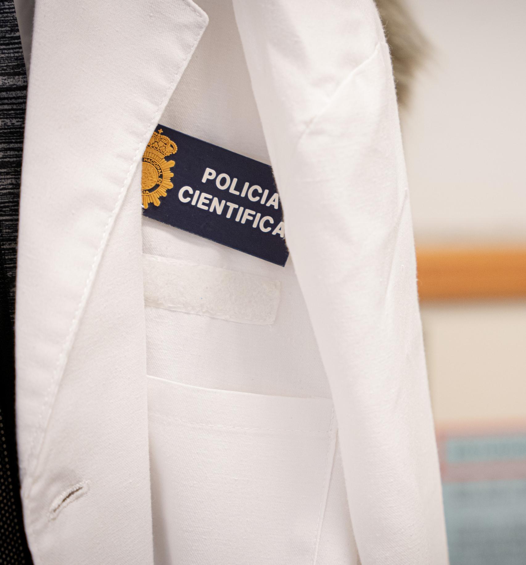 Imagen de las batas utilizada por la científica.