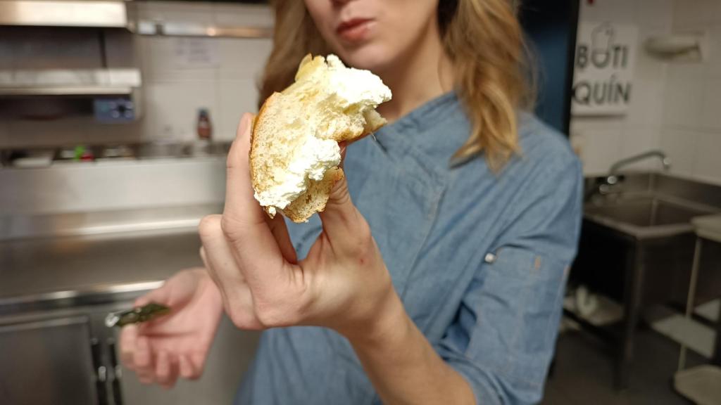 La repostera Irene Amat, probando un trozo de roscón de Reyes.