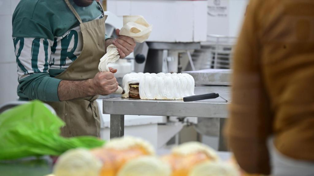 Proceso de montaje de la tarta Saint Honoré para estas fiestas.