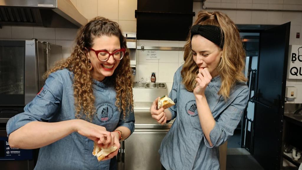 Begoña e Irene, comentando un roscón de Reyes de los supermercados.