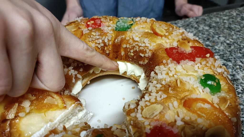 Begoña Gardel, señalando la nata del roscón de Reyes de Lidl.