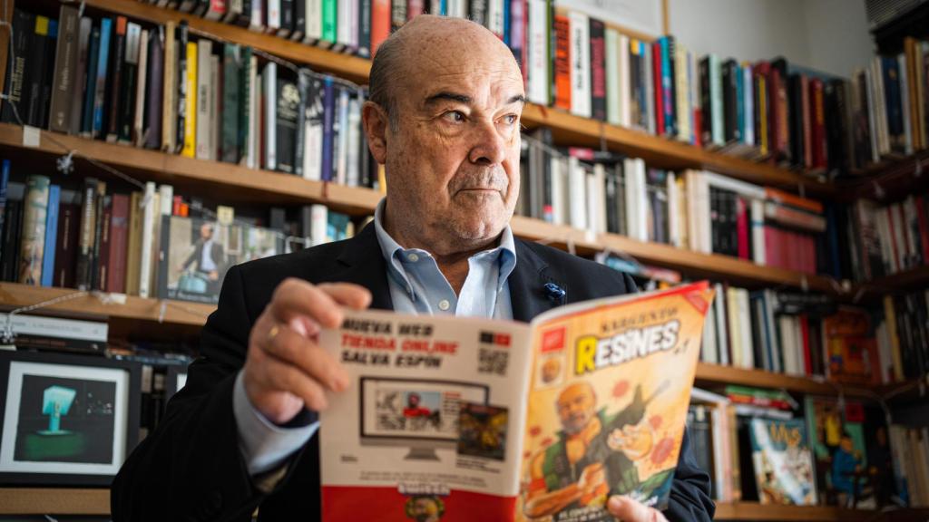 Antonio, con el cómic sargento Resines, dedicado a sus últimas peripecias de súper héroe.