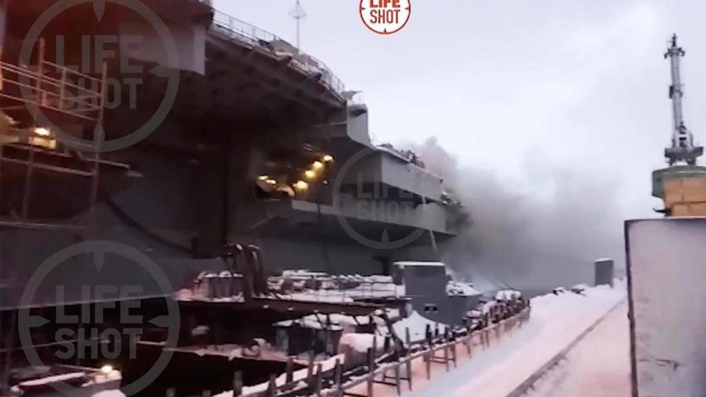 Almirante Kuznetsov  en llamas