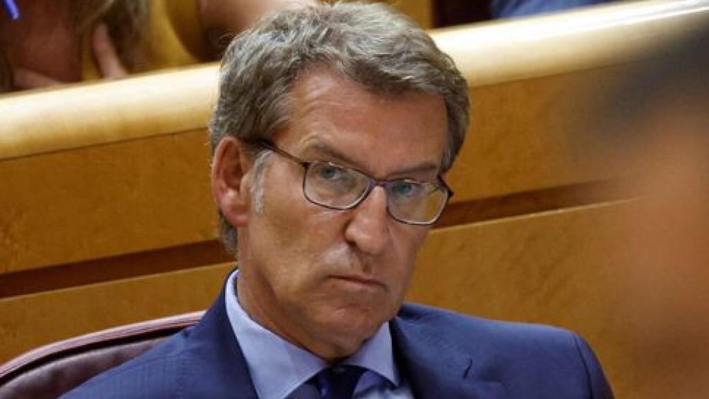 Alberto Núñez Feijóo, a la escucha del presidente del Gobierno, Pedro Sánchez.